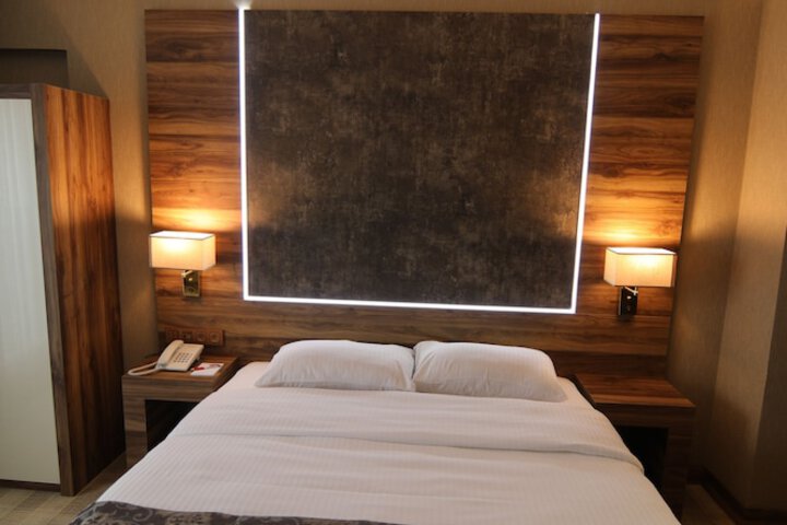 Room 6 of 32