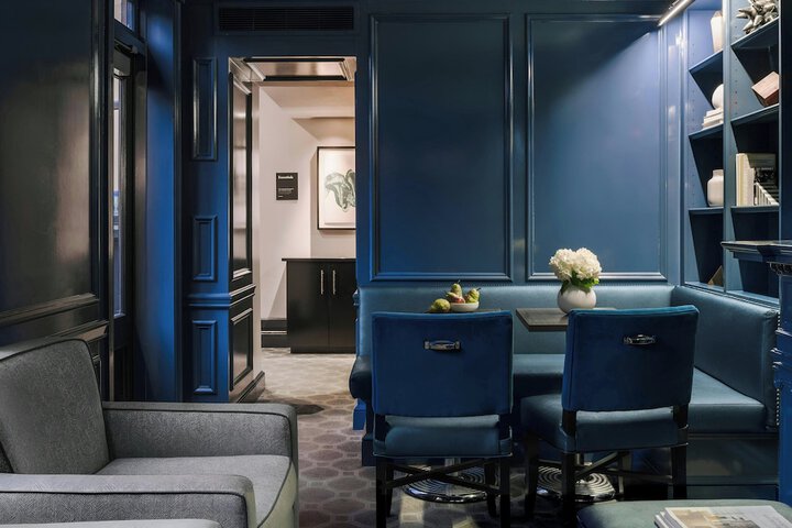 Lounge 53 of 57