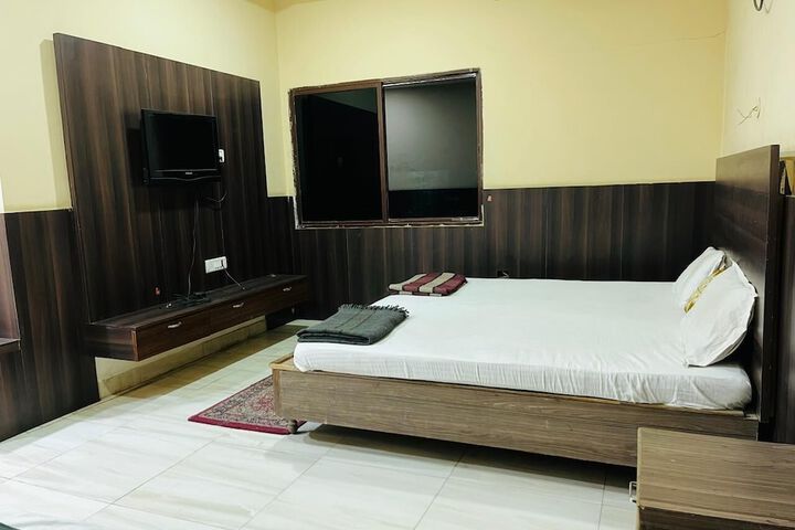 Room 4 of 6