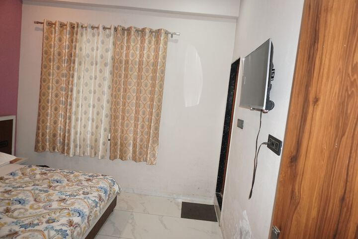 Room 11 of 34