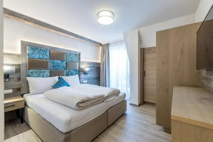 Room 3 of 20