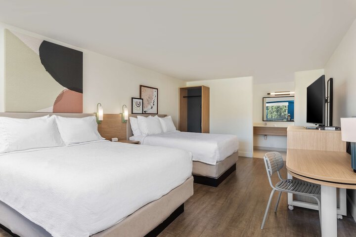 2 Queen Beds (12 of 15)