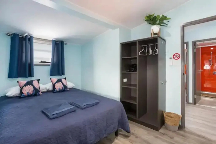 Room 4 of 11