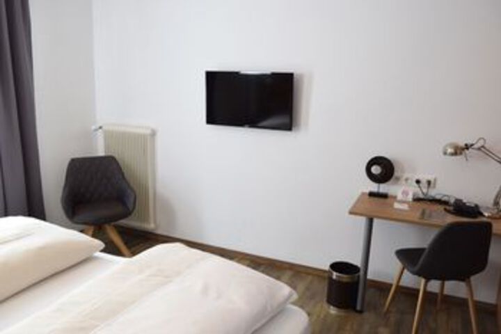 Room 53 of 136