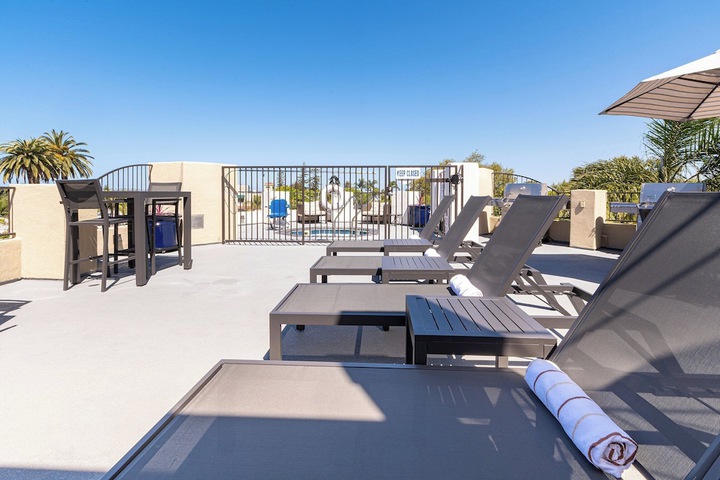 Sundeck 98 of 136