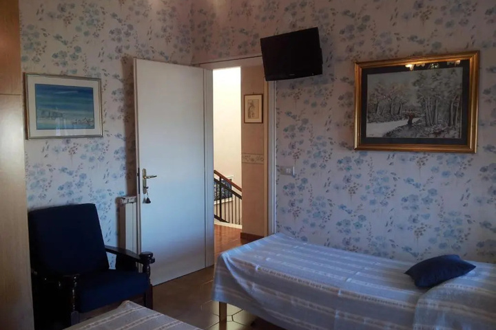 Room 10 of 11