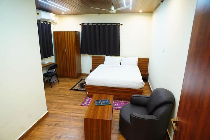 Room 6 of 10