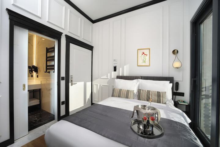 Room 10 of 43