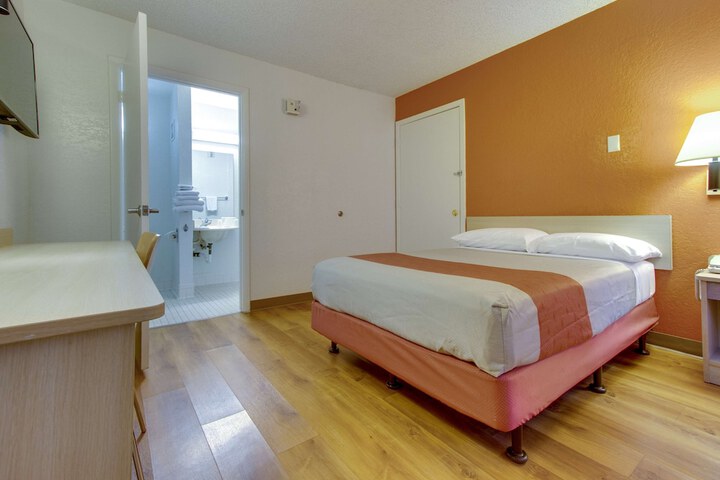Room 5 of 32