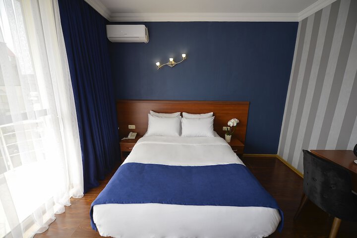 Room 9 of 37