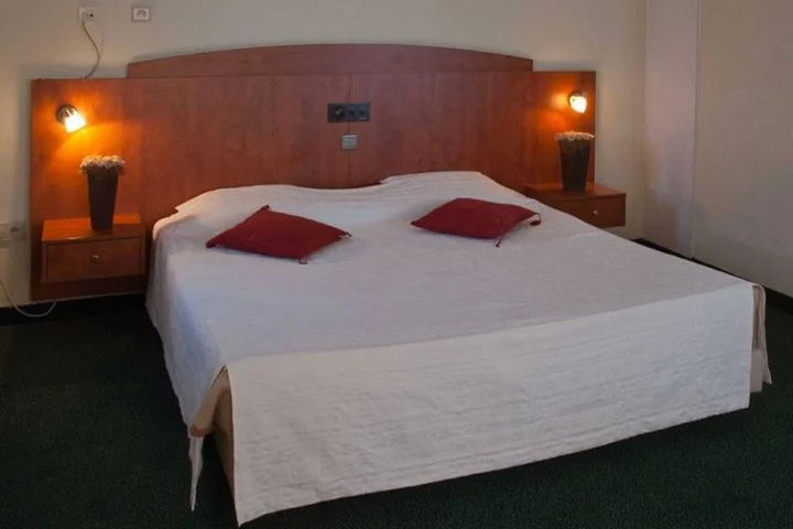 Room 5 of 12