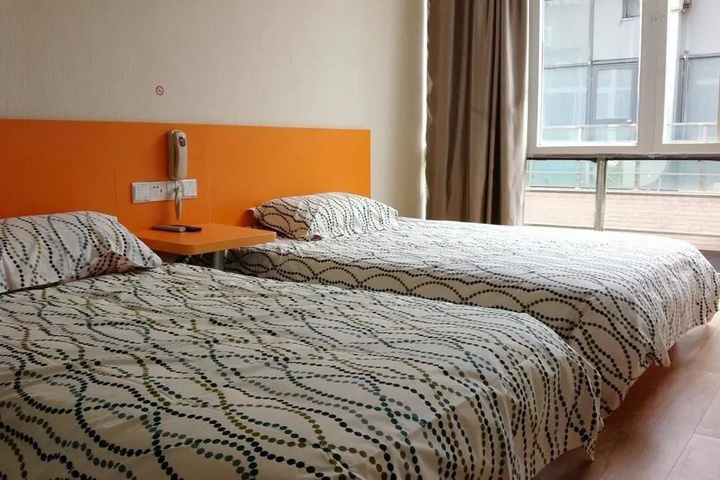Room 5 of 9