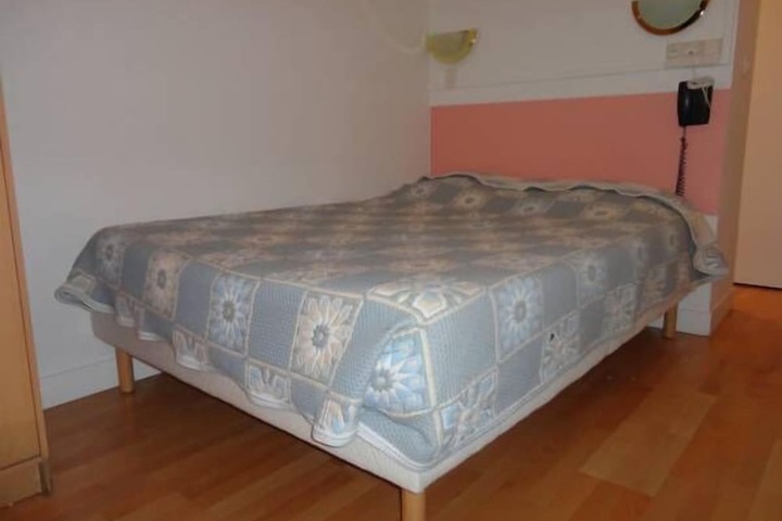 Room 10 of 18
