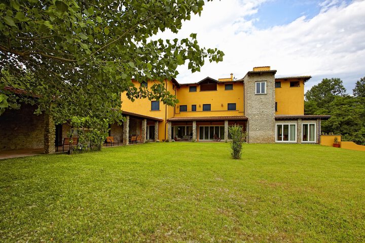 Hotel Exterior 4 of 28