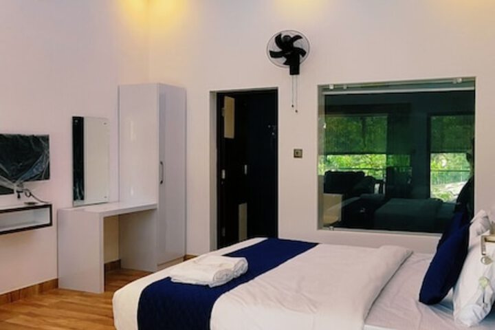 Room 3 of 33