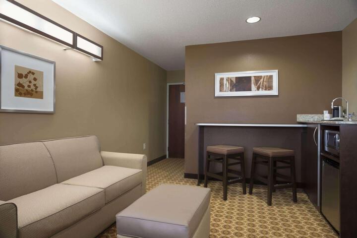 1 Queen Bed (3 of 3)