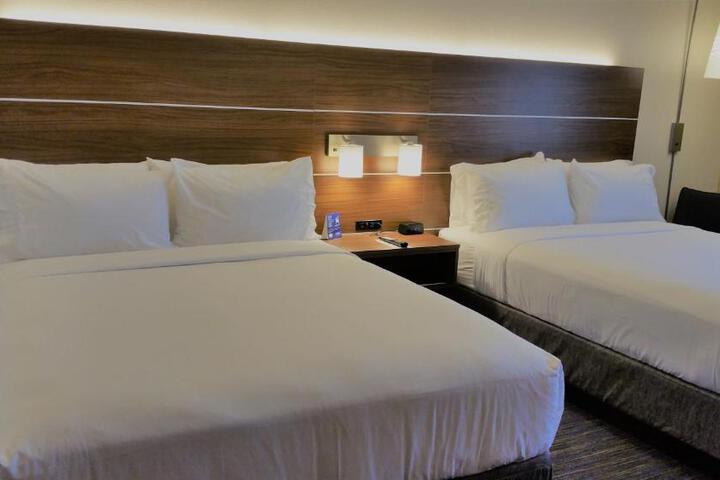 1 Queen Bed (6 of 10)
