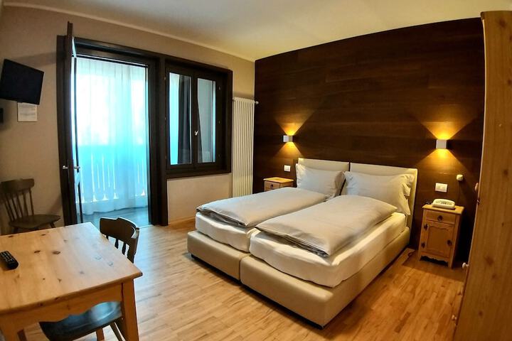 Room 27 of 77