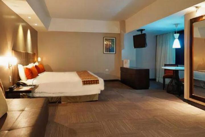 El Paseo Hotel