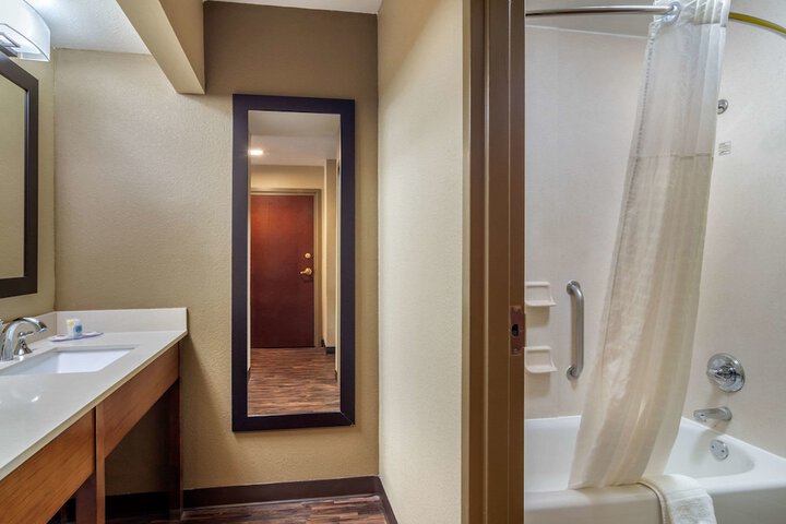 Double Accessible 2 Queen Beds (6 of 8)