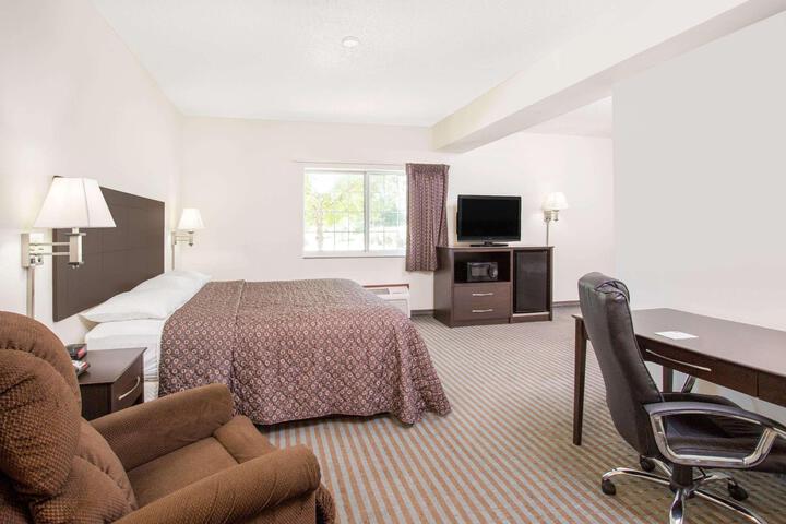 1 King Bed (8 of 10)