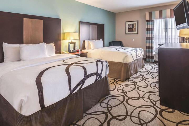 1 King Bed City View (4 of 17)