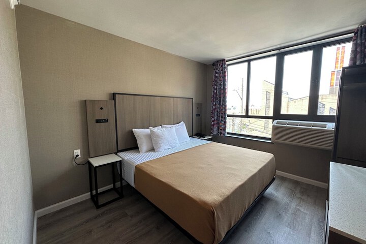 Standard Single King Bed (4 of 12)