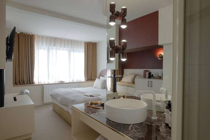 Room 695 of 780