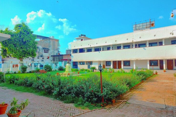 Hotel Exterior 40 of 44