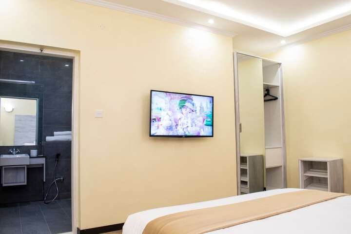 Room 4 of 12