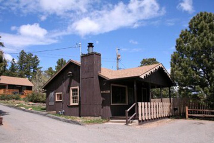 Lazy R Cottages: 2 2 Bedroom Cabin