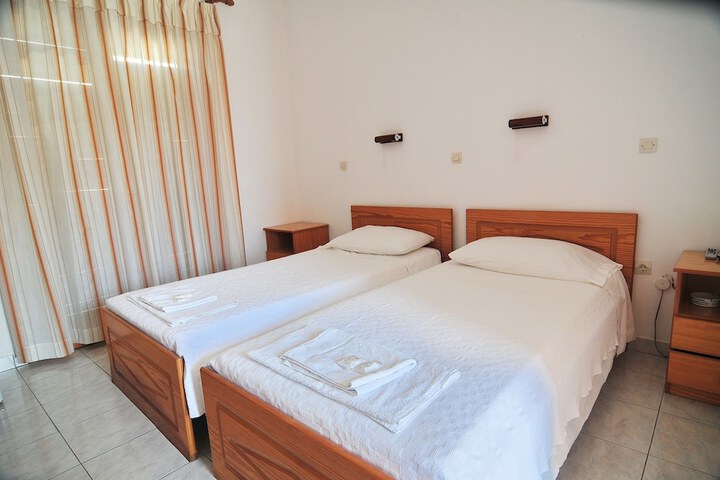 Room 12 of 33