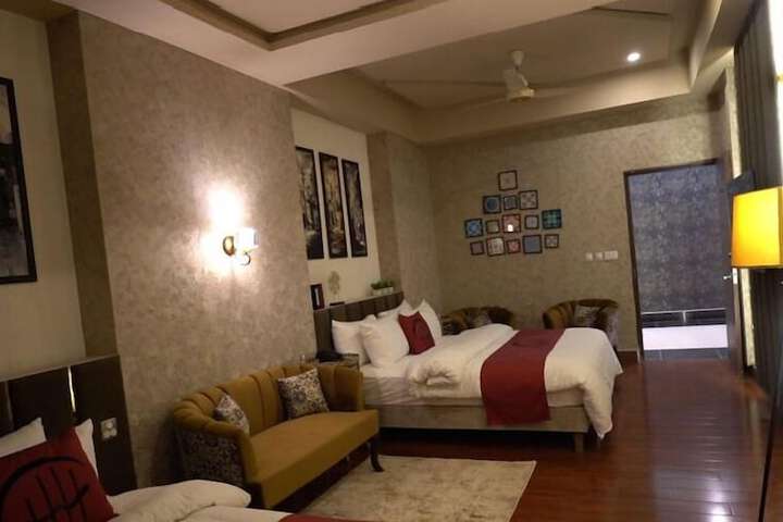 Room 6 of 12