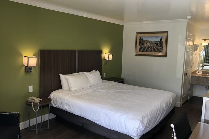 Deluxe King Bed (3 of 5)