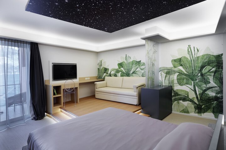 Room 33 of 160