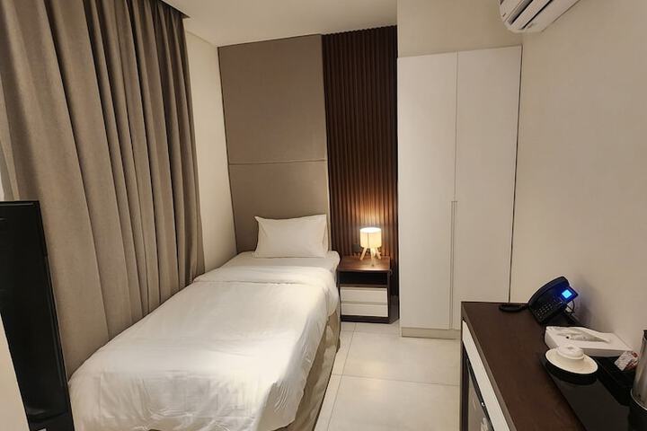 Room 12 of 16