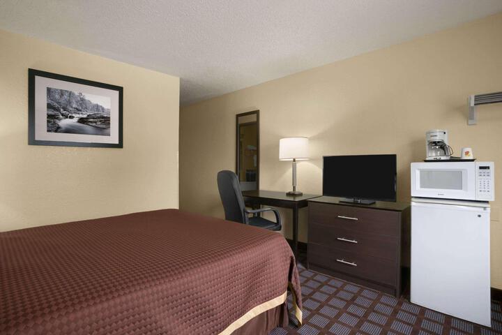 1 Queen Bed (19 of 22)