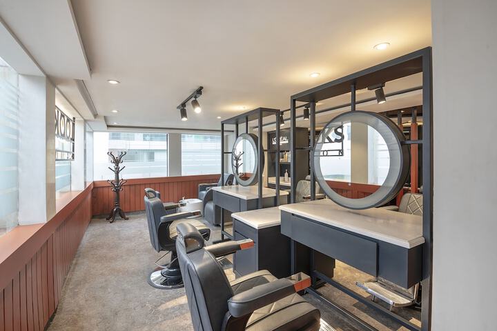 Nail salon