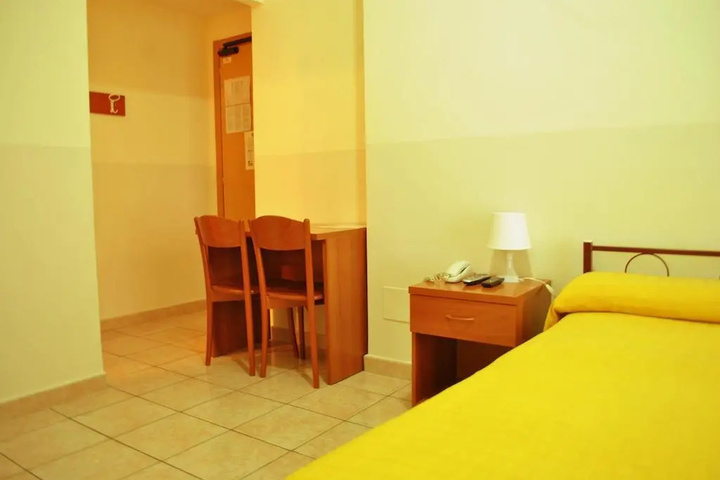 Room 6 of 10