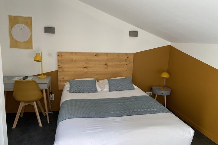Room 3 of 76