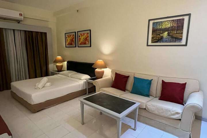 Room 12 of 650
