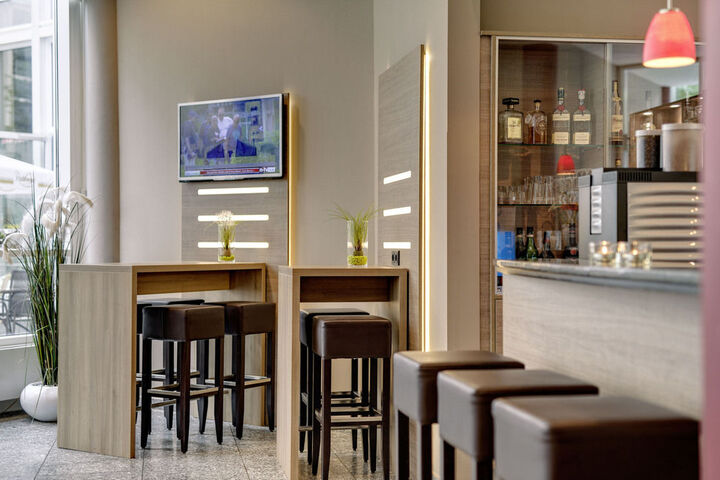 Lounge 16 of 26