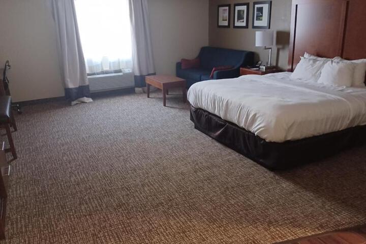 1 Queen Bed Mobility Accessible Bathtub with Grab Bars (2 of 23)