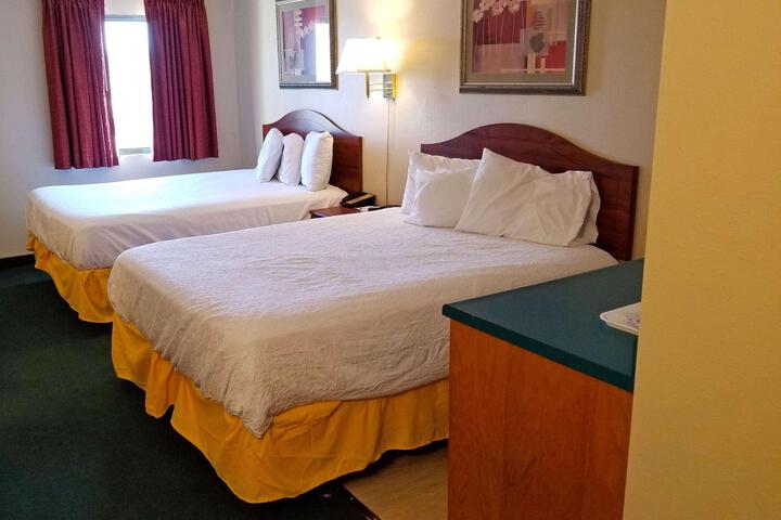 1 Queen Bed (7 of 21)