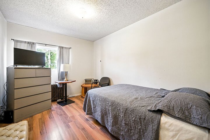Room 7 of 12