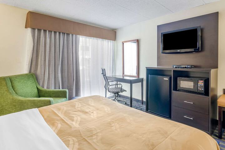 2 Queen Beds (7 of 12)