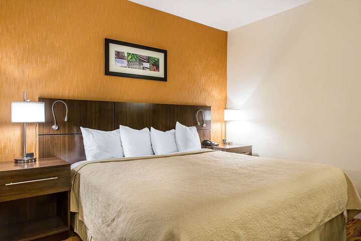 1 Queen Bed (18 of 22)