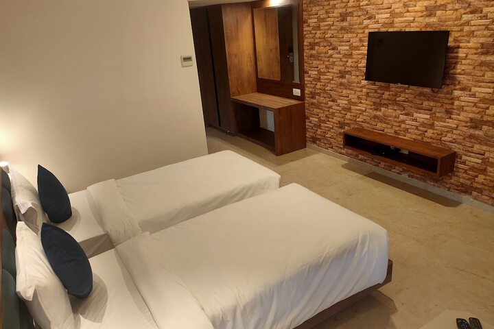 Room 9 of 32