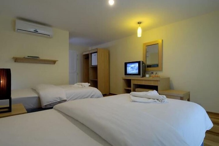 Room 8 of 18