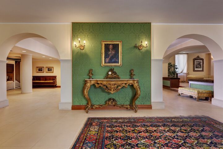 Hotel Interior 4 of 104